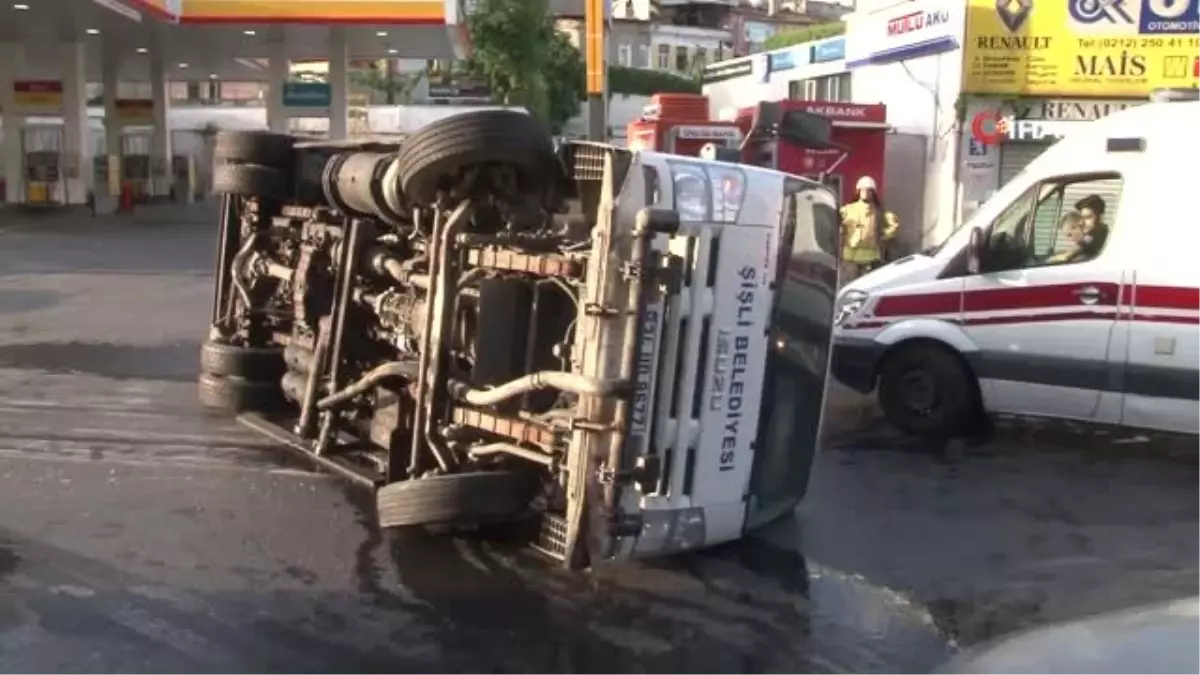 Beyoğlu\'nda Belediyenin Temizlik Aracı Devrildi: 2 Yaralı