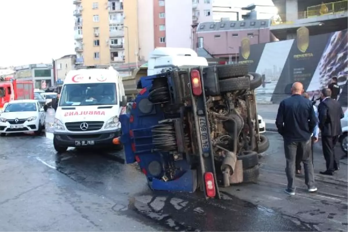 Beyoğlu\'nda Temizlik Kamyonu Devrildi: 2 Yaralı