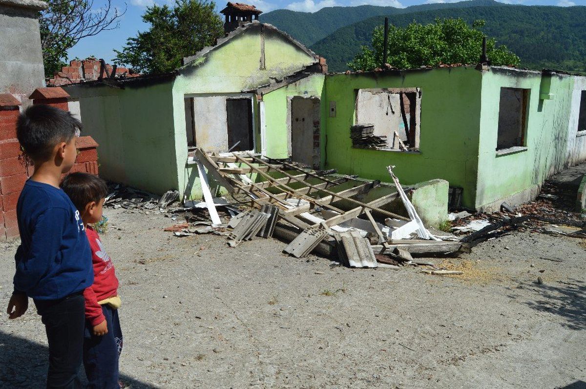 Bir Gecede Tüm Birikimleri Kül Oldu
