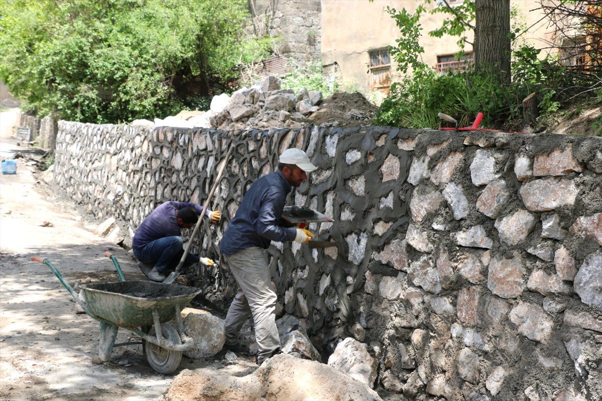 Bitlis\'te İstinat Duvarları Onarılıyor