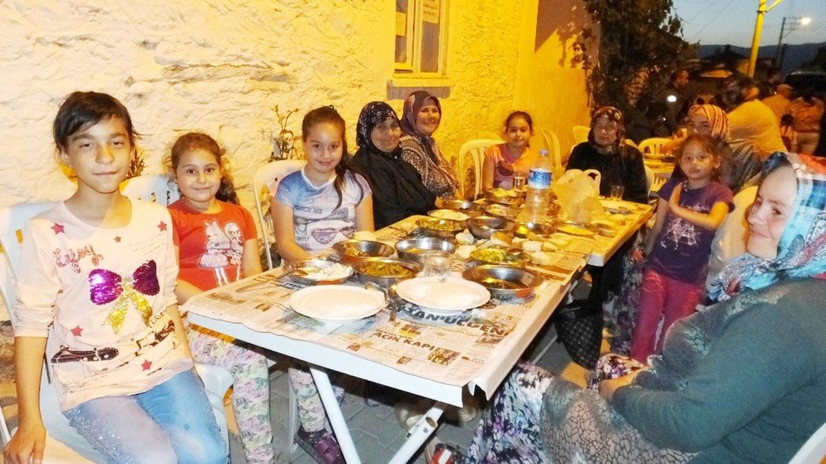 Burhaniye\' de Dedelerinden Kalma Toplu İftar Geleneklerini Yaşatıyorlar