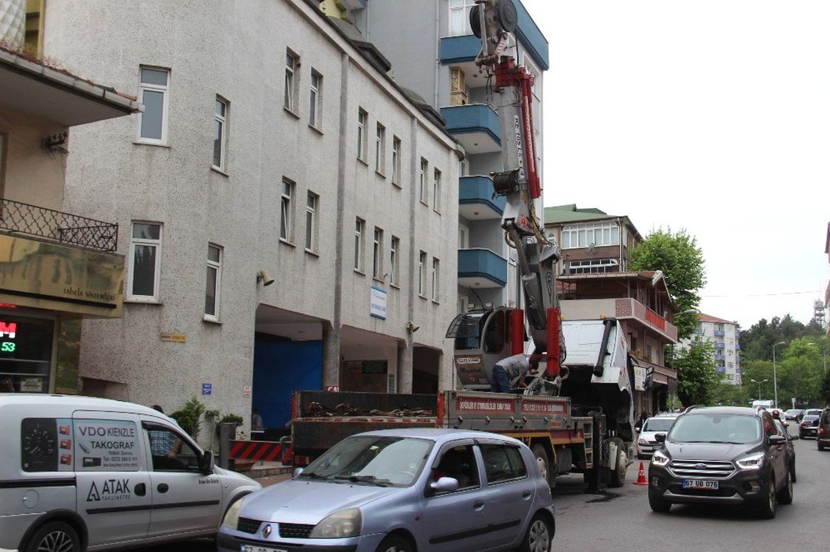 Cami Minaresini Boyarken Vinçte Mahsur Kaldılar