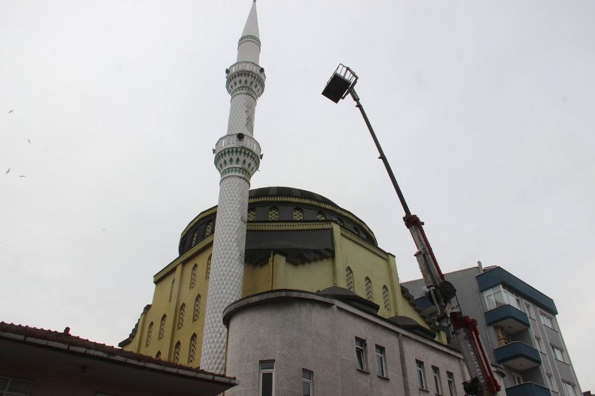 Cami Minaresini Boyarken Vinçte Mahsur Kaldılar