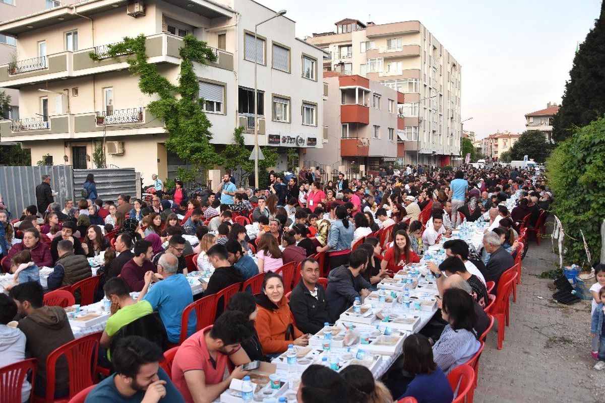 Çanakkale\'de Vatandaşlar İftar Sofrasında Buluştu