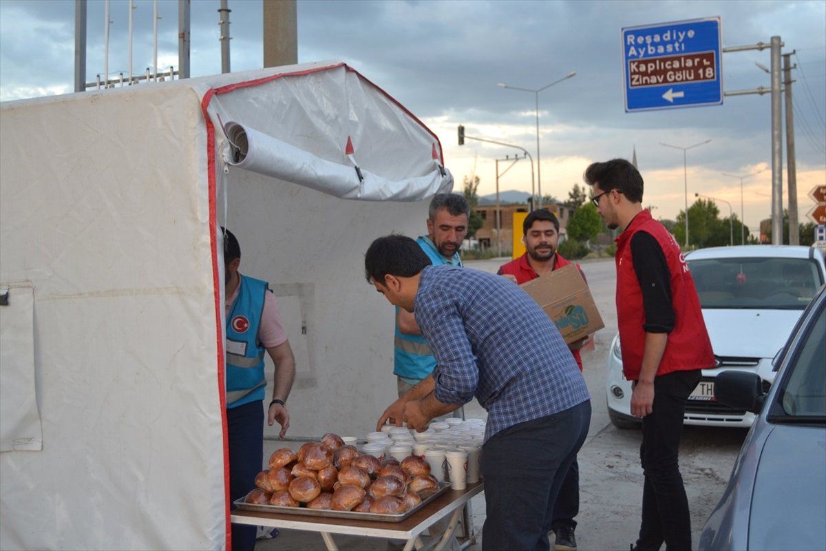 D-100 Kara Yolunda Yolculara İftarlık İkramı