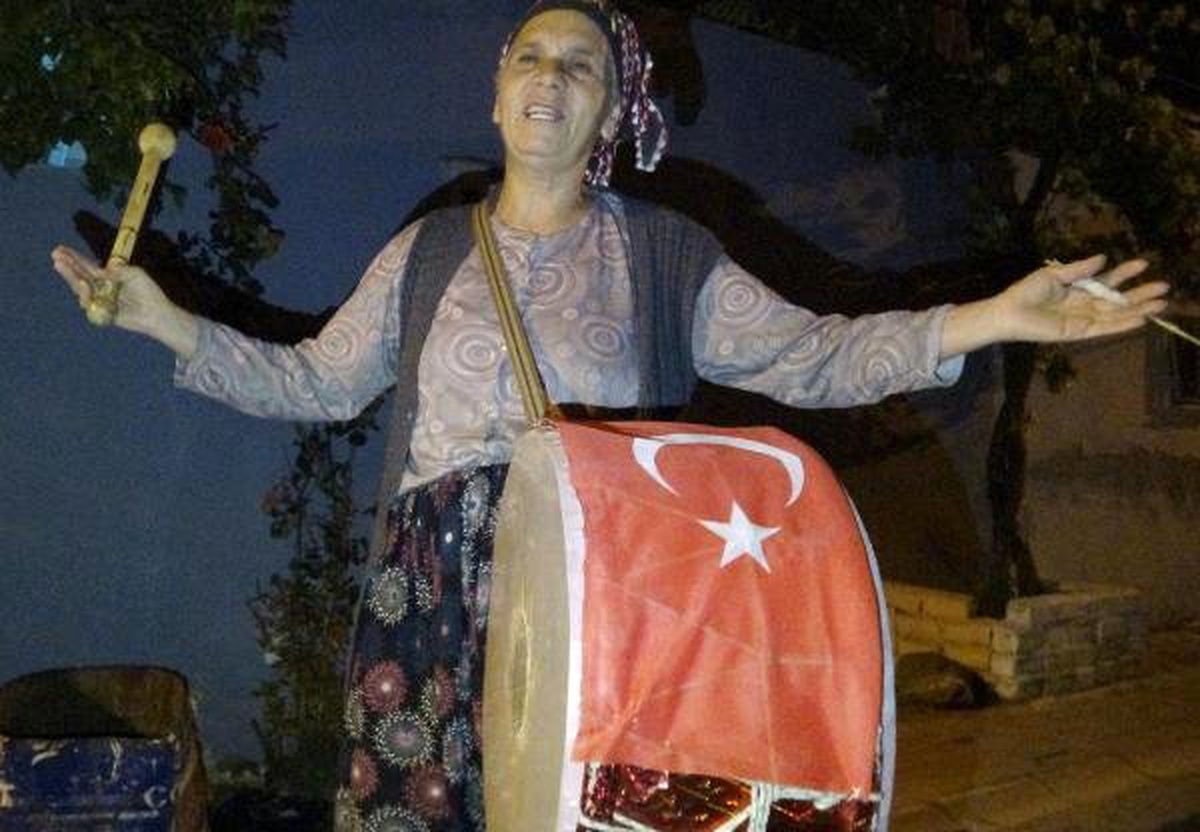 Davulcu Teyze\', 8 Yıldır Mahalleliyi Sahura Kaldırıyor