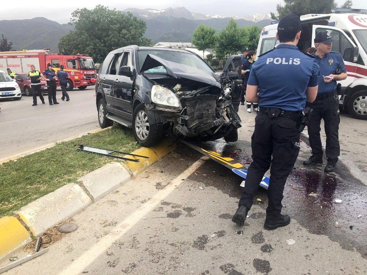 Denizli\'de Öğrenci Servisi Kazası: 14 Yaralı