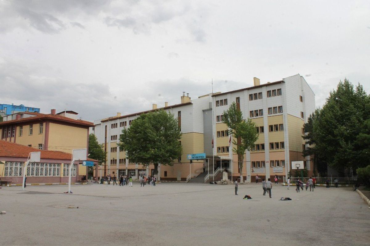 Dersten Çağırdığı Öğretmeni Darp Etti