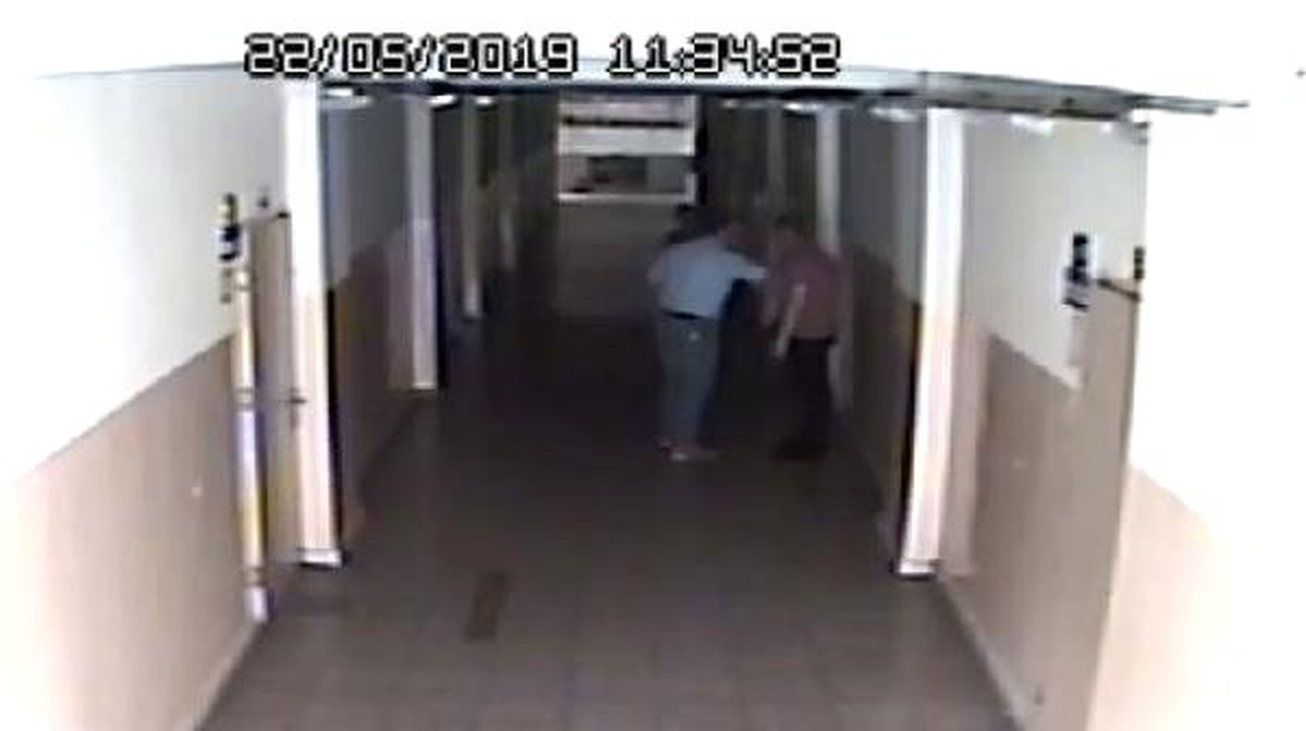 Dersten Çağırdığı Öğretmeni Okulun Koridorunda Darbetti