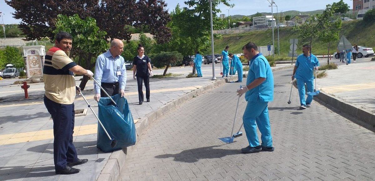 Elazığ\'da Hastane Personeli Çöp Topladı