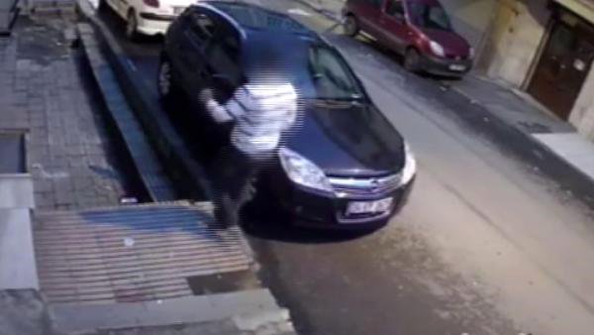 Fatih\'te Otomobillerden Hırsızlık Yapan Şüpheli Kamerada