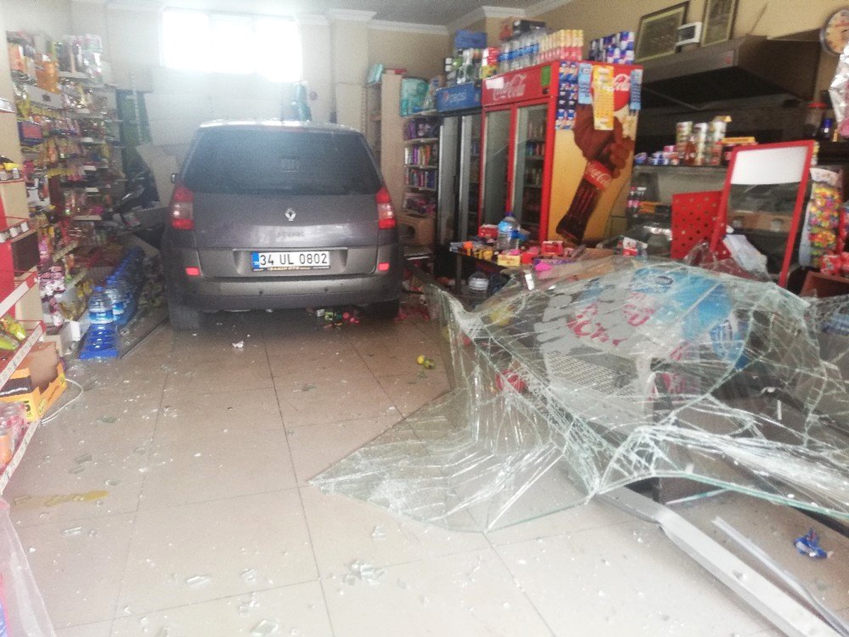 Gaz ve Freni Karıştırdı, Markete Girdi