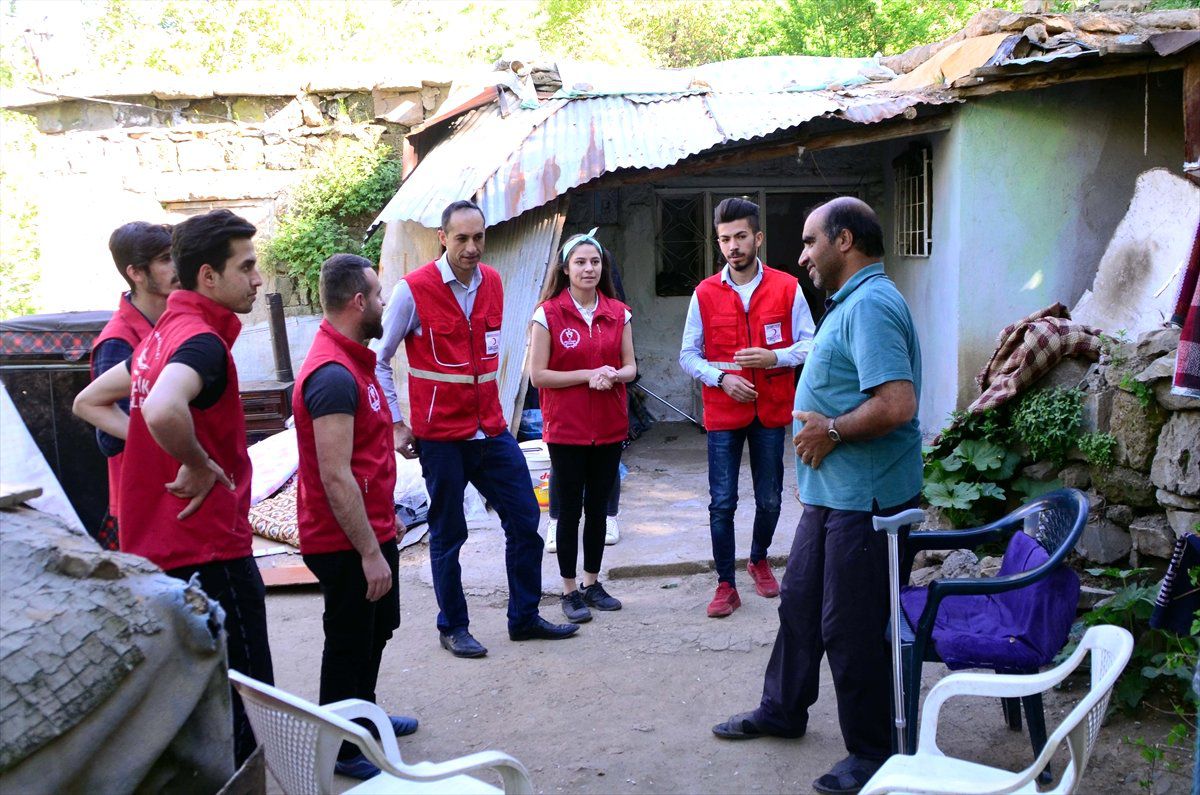 Gönüllü Öğrenciler Evleri Dolaşarak Sıcak Yemek Dağıtıyor