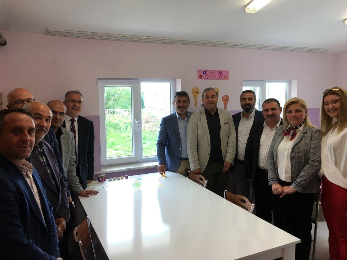 İaü\'den Sazlıbosna\'ya "Bir Kitap Bir Umut"