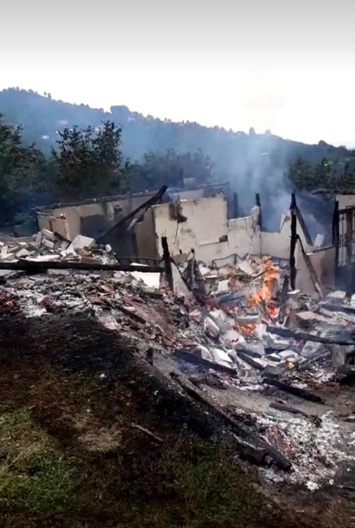 İki Katlı Ev Yanarak Kullanılmaz Hale Geldi