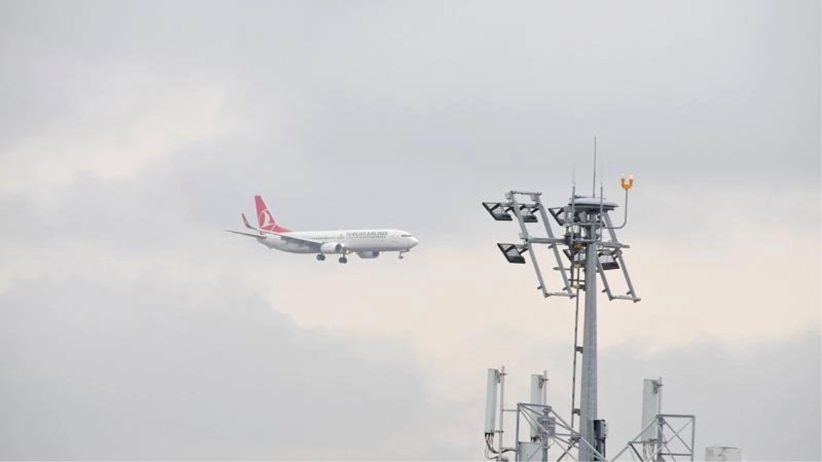 İstanbul Havalimanın\'da Kaza: THY Uçağı Elektirik Direğine Çarptı