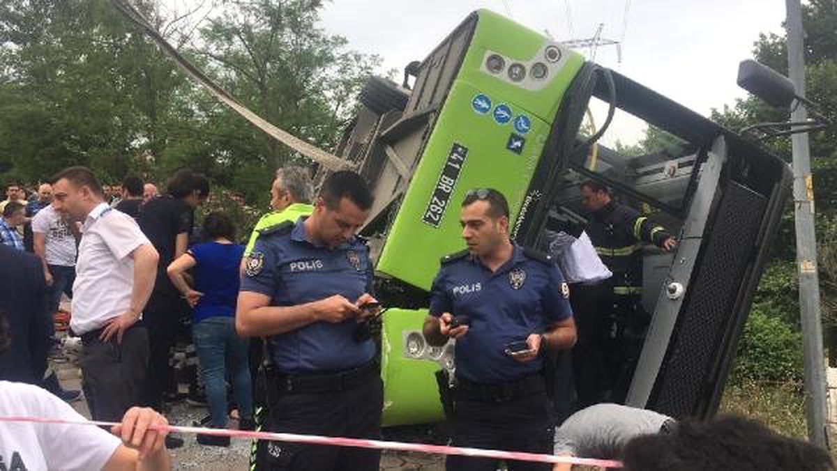 İzmit\'te Halk Otobüsü Devrildi: 6 Yaralı (1)