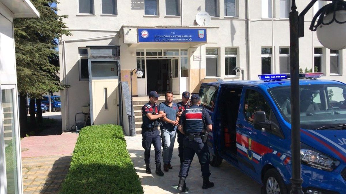 Jandarma Suç Makinesini Pencereden Kaçarken Yakaladı