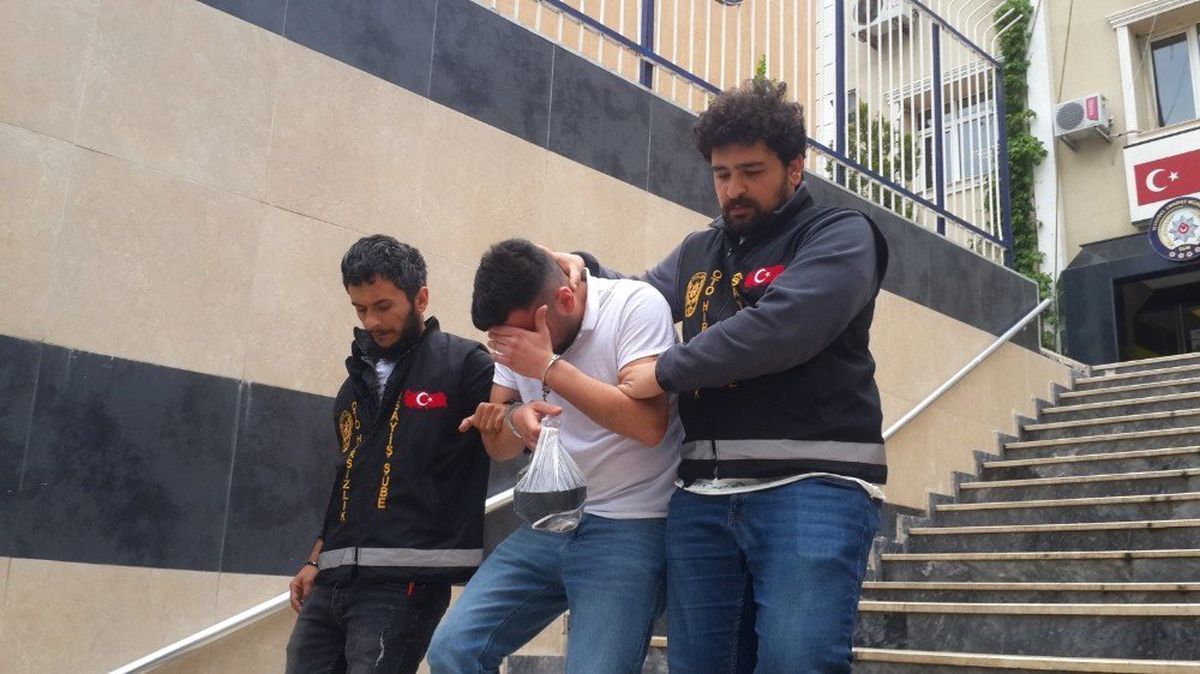Kadıköy\'de Site Otoparkından Araç Çalan Hırsız Kamerada