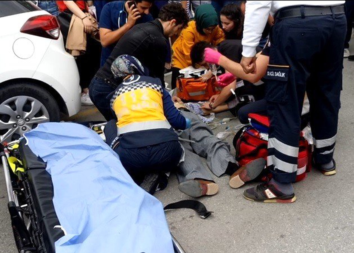 Kalp Krizi Geçiren Adama, Acilden Koşup Gelen Doktor Müdahale Etti