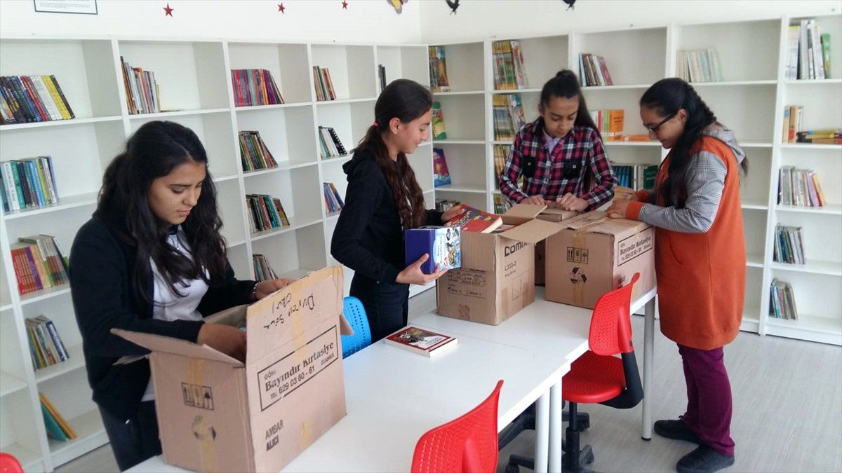 Kardeş Okuldan Kitap Bağışı