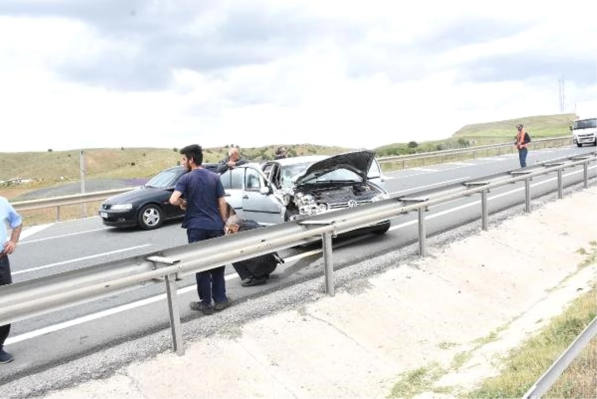 Kırıkkale\'de Otomobil ile Yolcu Minibüsü Çarpıştı: 8 Yaralı