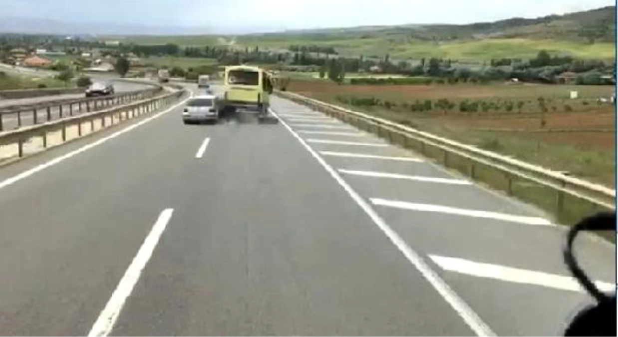 Kırıkkale\'de Otomobil Minibüse Çarptı: 8 Yaralı (2)