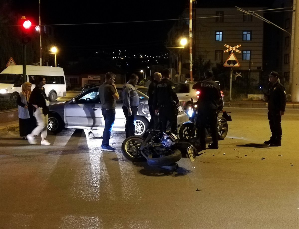 Kırıkkale\'de Otomobil ve İki Motosiklet Çarpıştı: 2 Ağır Yaralı