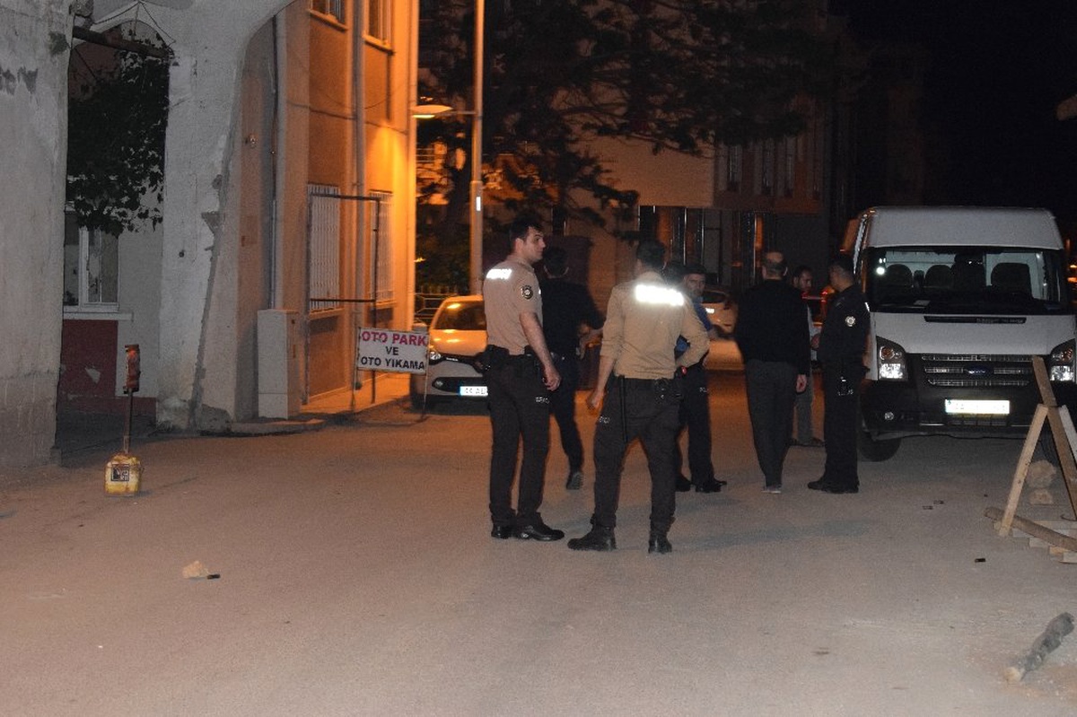 Komşular Arasında Silahlı Kavga: 3 Yaralı