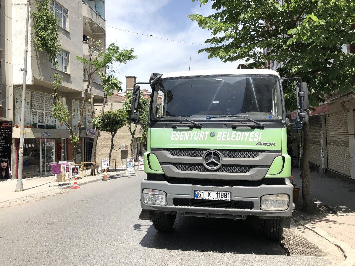 Kucağında Çocuğuyla Karşıya Geçen Kadına Çöp Kamyonu Çarptı