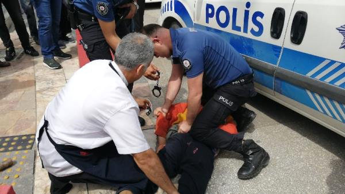 Maaşını Alamayınca Ortalığı Birbirine Kattı