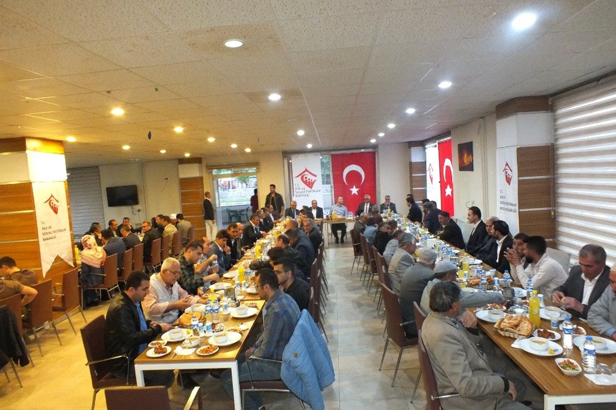 Malazgirt\'te Şehit Aileleri ve Gaziler Onuruna İftar Yemeği