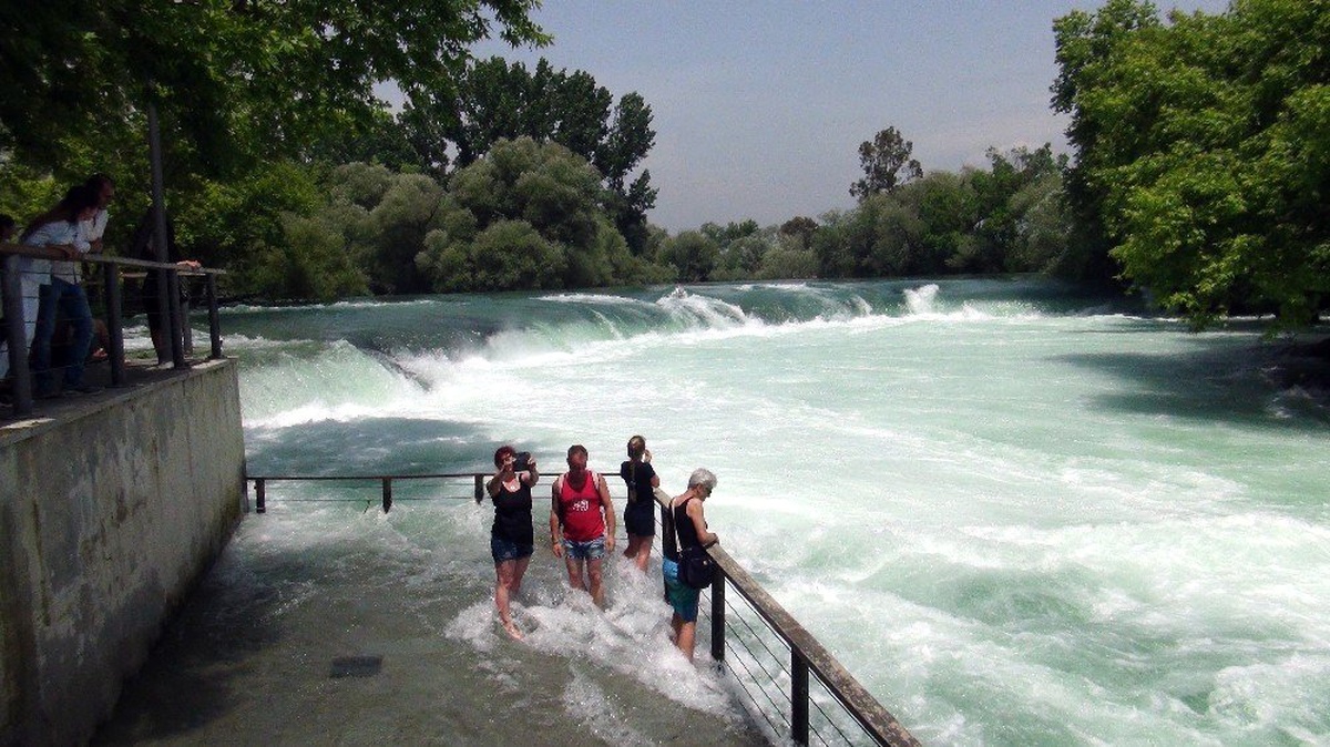 Manavgat Şelalesinde Su Seviyesi Yükseldi, Turist Bayram Etti