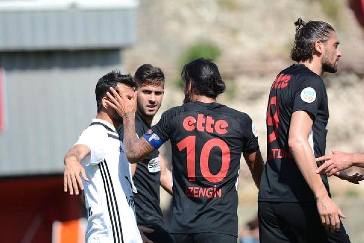Manisa Büyükşehir Belediyespor Hakeme Tepkili