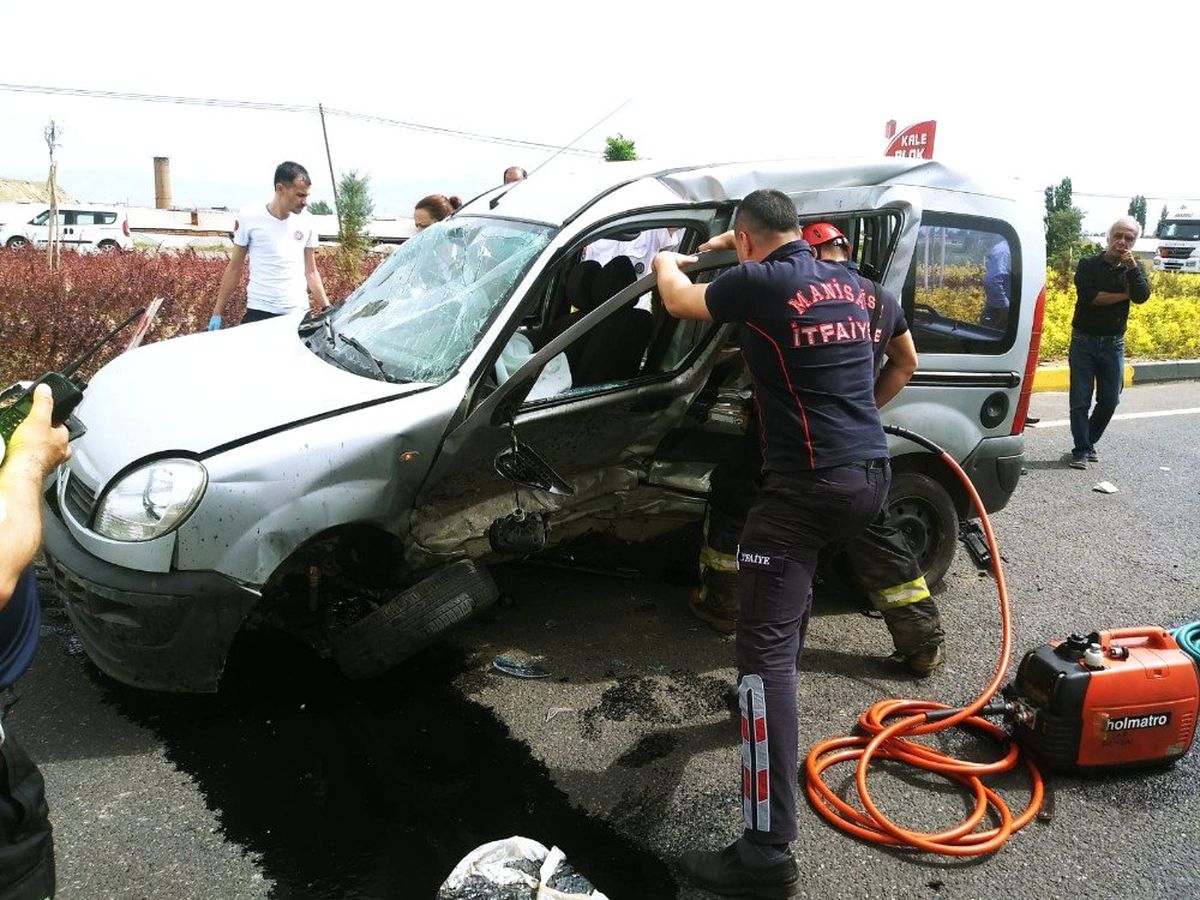 Manisa\'da Trafik Kazası: Biri Ağır 2 Yaralı