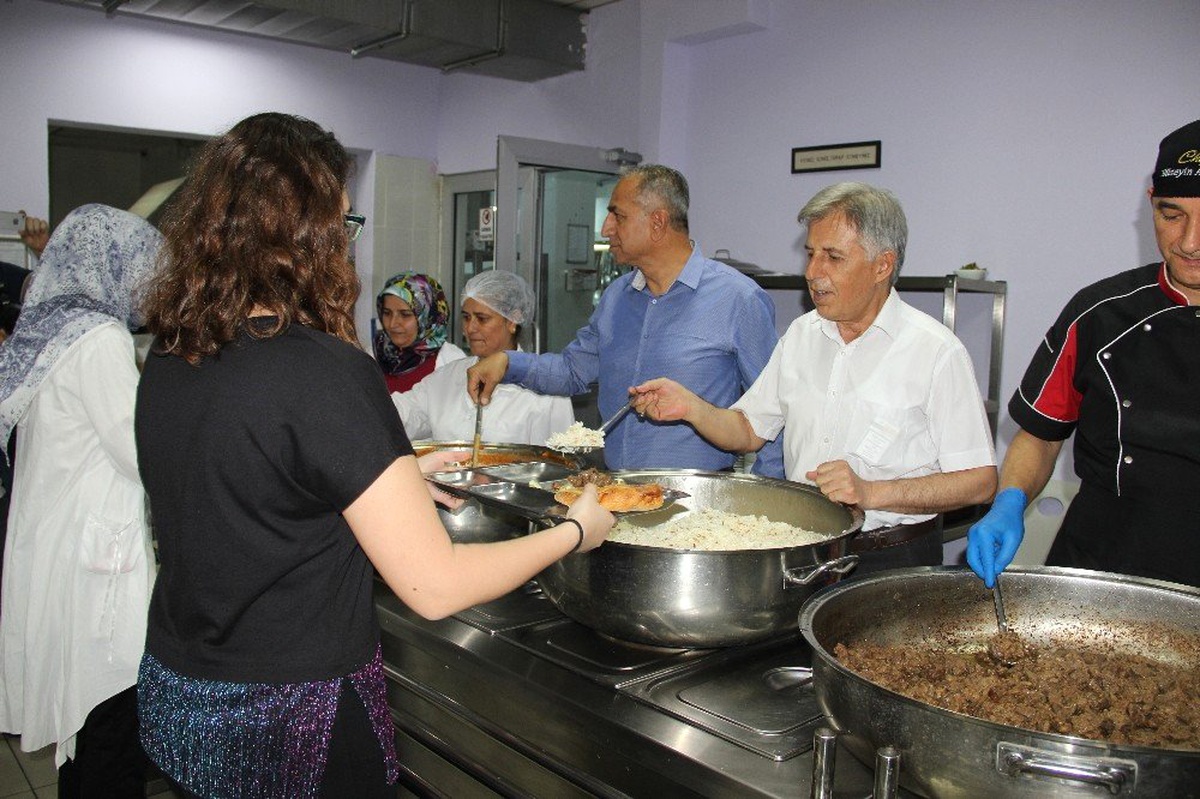 Milli Eğitim Müdüründen Öğrencilere Yemek Servisi