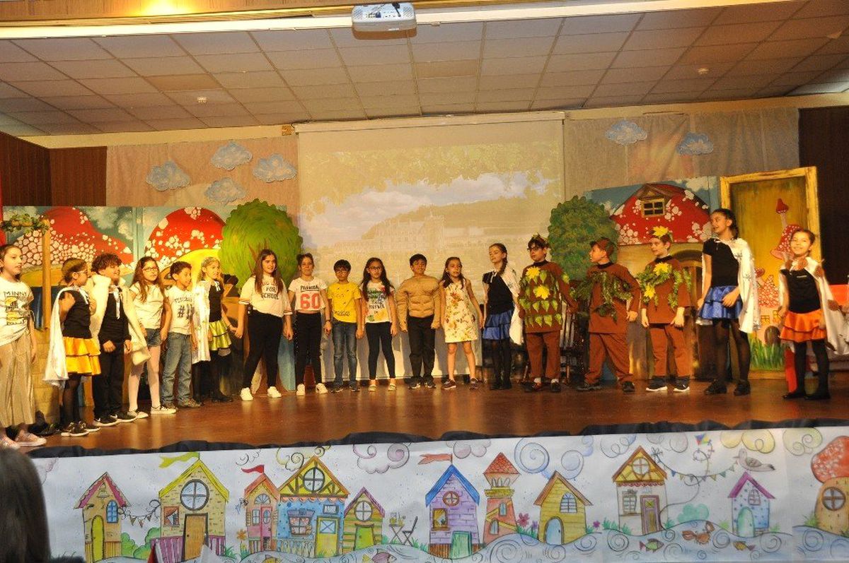 Minik Gkv\'liler "Taş Çorbası ve Bencil Bev"İ İngilizce Sahneledi