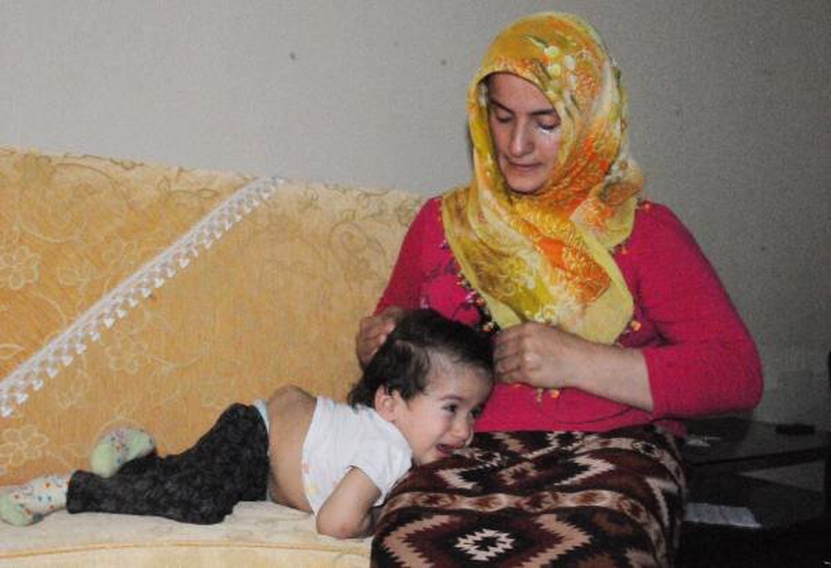 Minik Melek, Sırtındaki Keseden Kurtulmayı Bekliyor