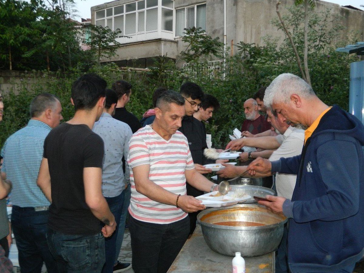 Muhtar\'dan Bin 200 Kişilik İftar Yemeği