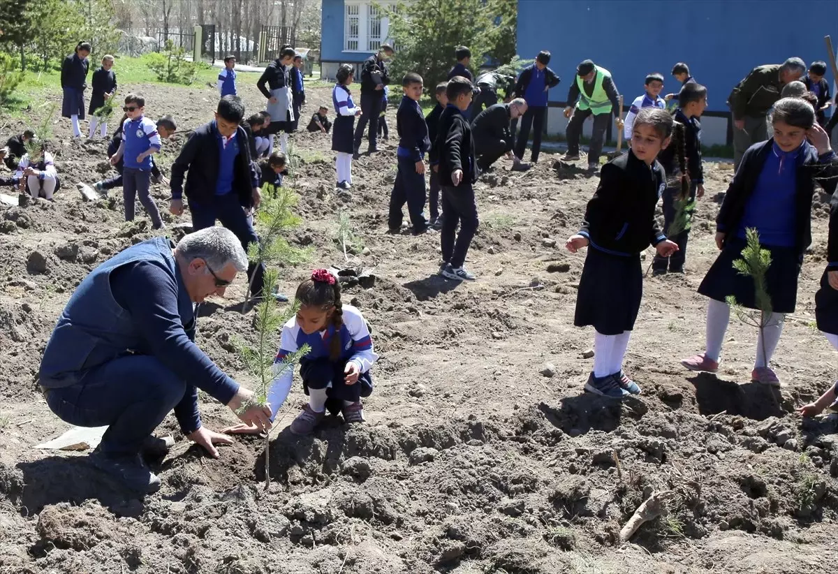 Okul Bahçeleri "Bir Fidanın Olsun" Projesiyle Hayat Bulacak