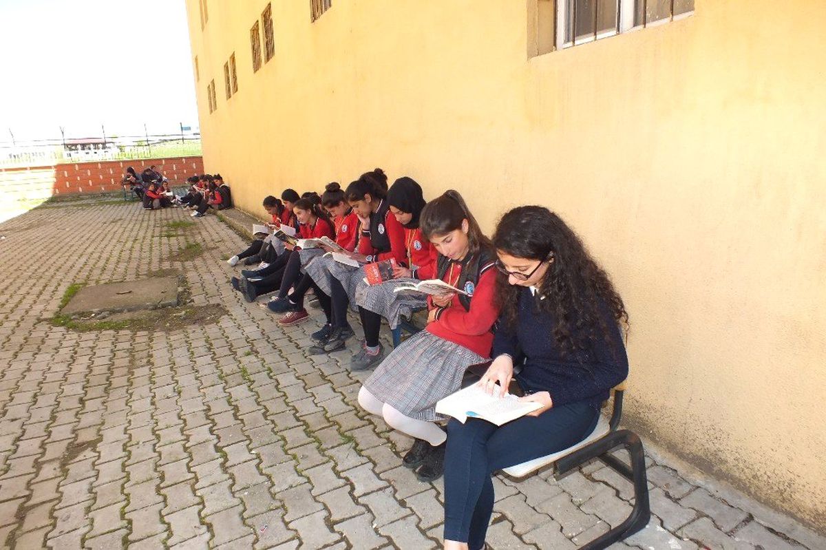 Oruç Tutan Öğrenciler Öğle Saatinde Kitap Okuyor