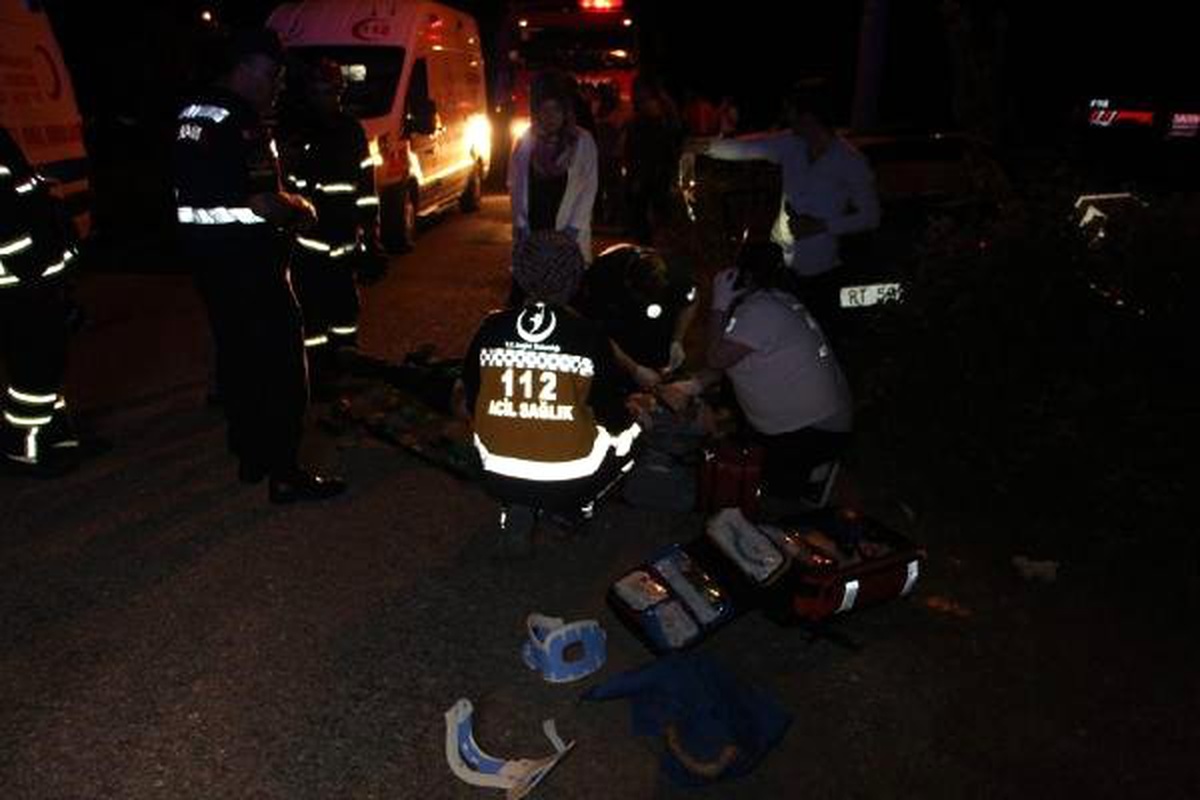 Otomobil Aydınlatma Direğine Çarptı, Sürücü Öldü, Eşi ve 2 Çocu Yaralandı