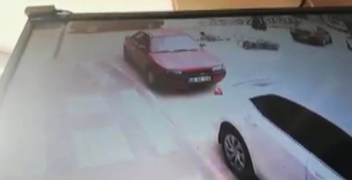 Otomobil ile Motosiklet Çarpıştı, Kaza Anı Kameraya Yansıdı