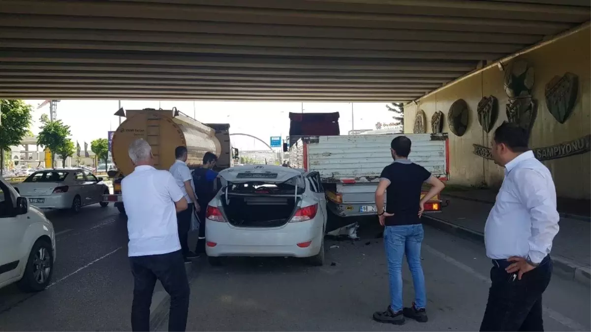 Otomobil Yol Kenarına Park Etmiş Tıra Arkadan Çarptı: 3 Yaralı