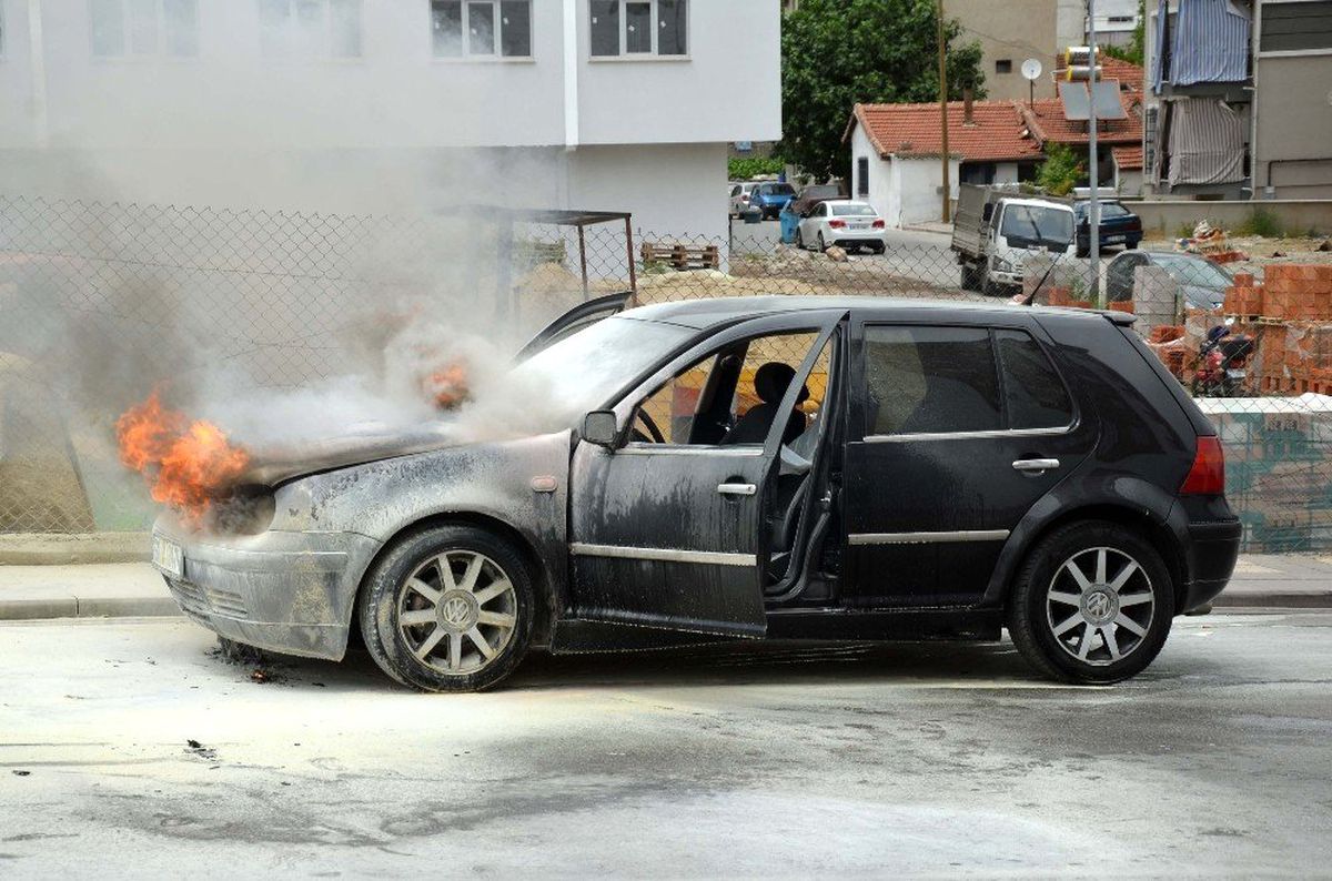 Otomobildeki Yangını Söndürmek İçin Seferber Oldular