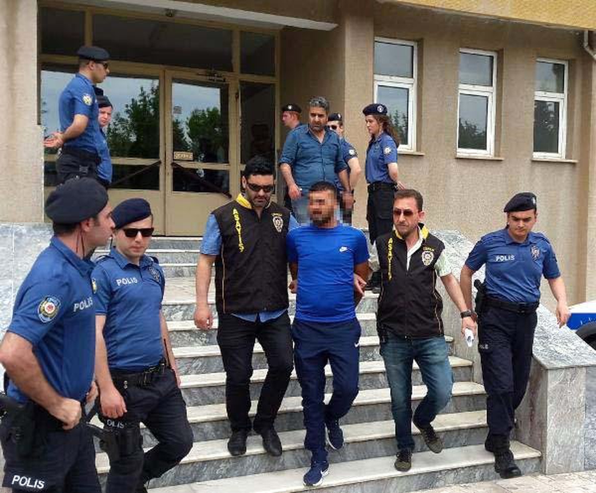 Otomobille 3 Polise Çarptı, Bacağından Vurulup Yaralı Olarak Kaçtı (2)