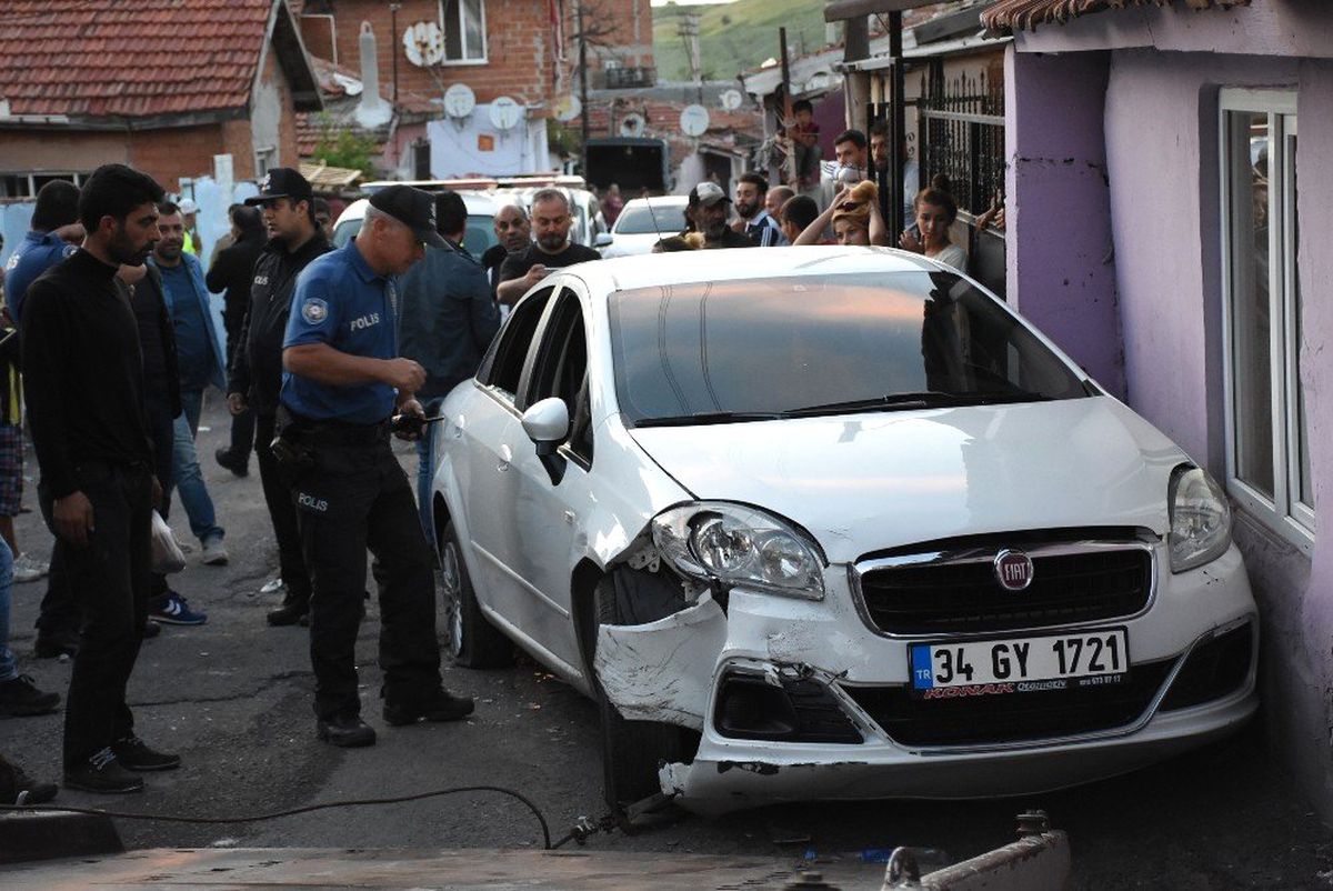 Polislere Çarparak Yaralayan Sürücü Vurularak Durduruldu
