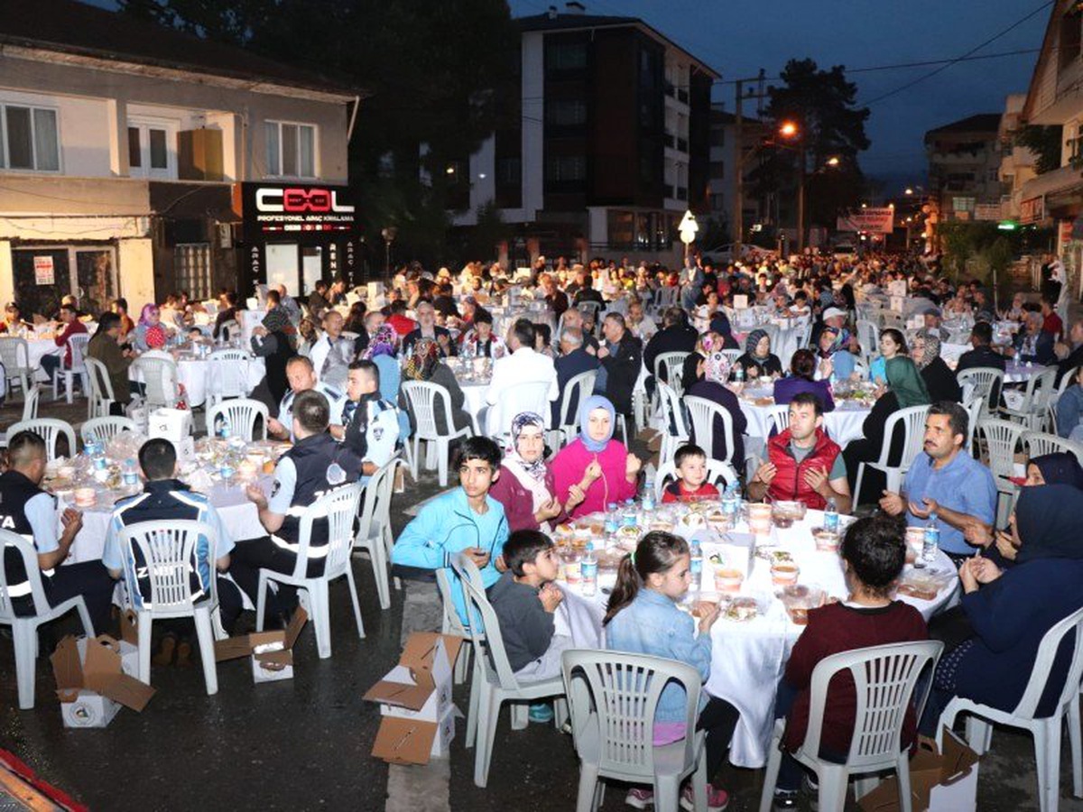 Ramazan Ayının Bereketi Mahalle İftarlarında Yaşanıyor