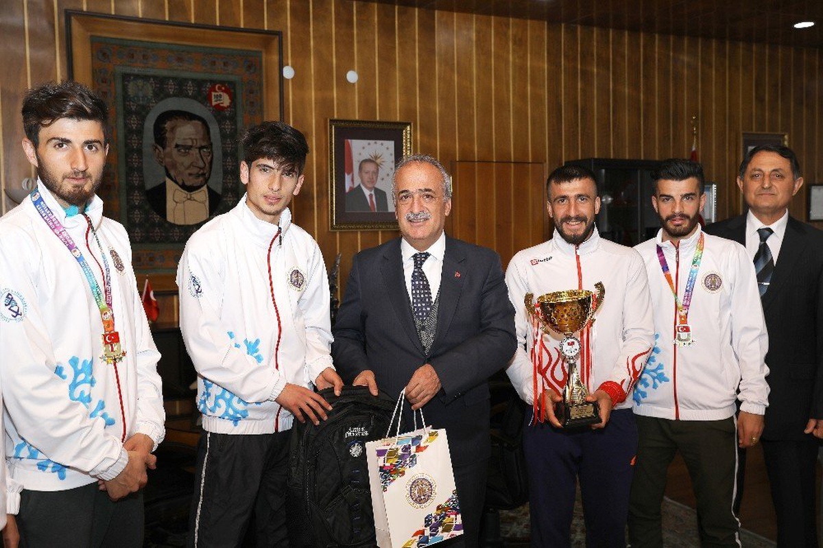 Şampiyon Kros Takımı, Rektör Çomaklı\'yı Ziyaret Etti