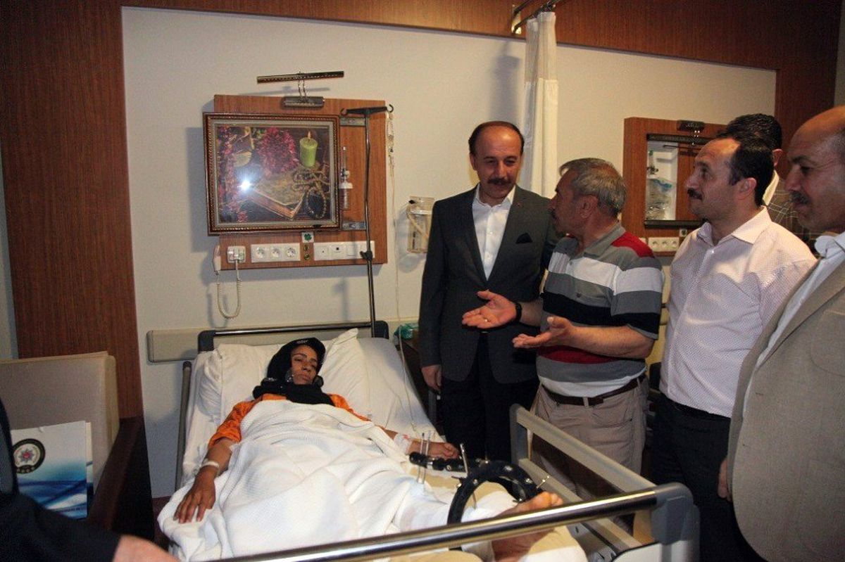 Şanlıurfa\'da Kazara Vurulan 5 Tarım İşçisine Validen Ziyaret